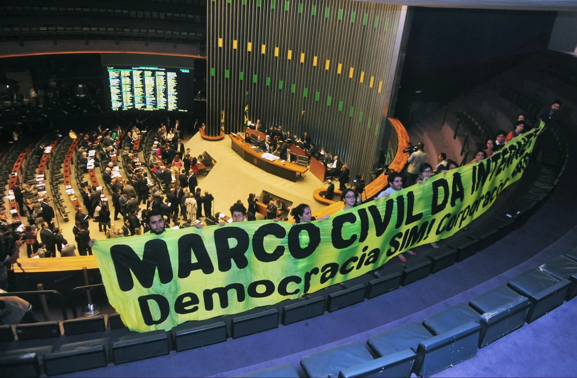 Marco Civil da Internet O Marco Civil da Internet é considerado a “Constituição da rede” no Brasil. Na foto, a sessão de votação do Marco Civil da Internet na Câmara dos Deputados. Imagem: Arquivo Nacional