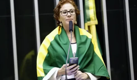 Presa na Itália, Carla Zambelli renuncia ao mandato de deputada