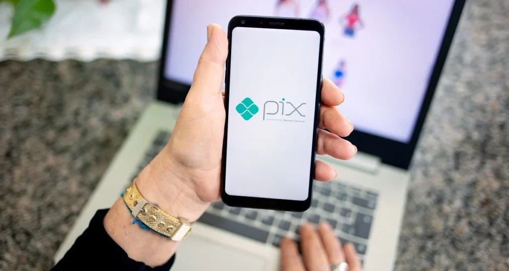 Com o Pix, a taxa é menor e o dinheiro cai na hora. Bom pra quem paga, melhor ainda pra quem recebe. Foto: Shutterstock