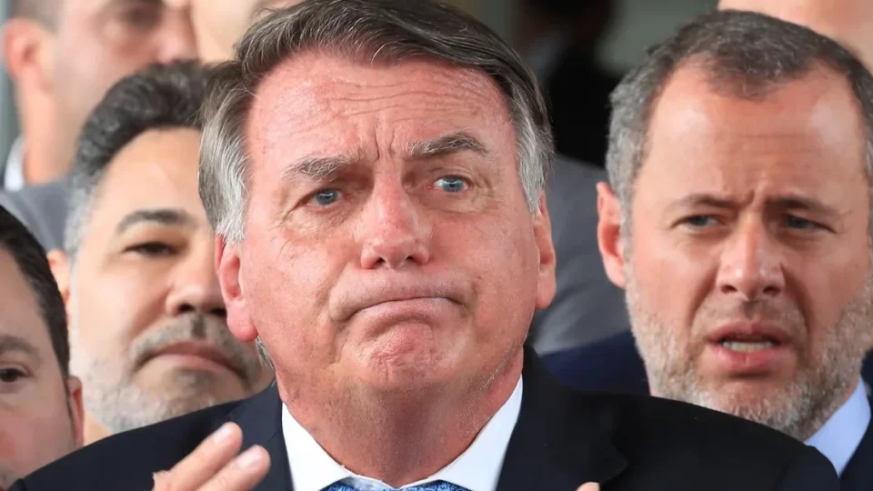 Bolsonaro deixa prisão domiciliar para exames médicos em Brasília