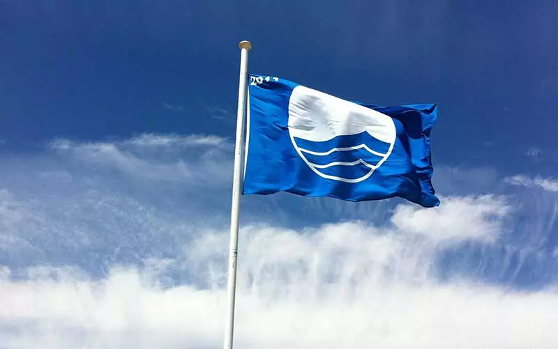 praia-bandeira-azul Bandeira Azul hasteada em praia brasileira: na temporada 2024/2025, o Brasil contava com 38 praias e 11 marinas certificadas pelo programa internacional de sustentabilidade. Foto: FEE International (CC BY-NC 2.0)