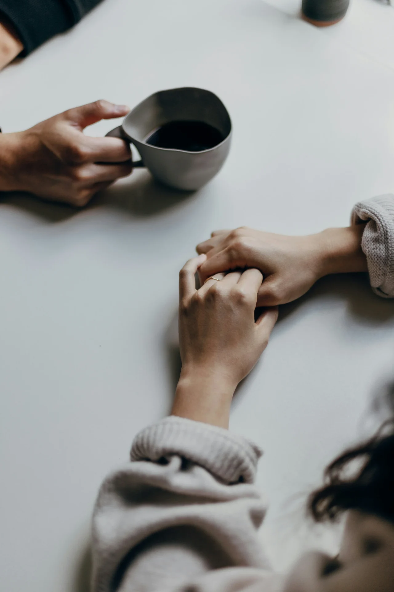 Foto de <a href="https://unsplash.com/pt-br/@priscilladupreez?utm_content=creditCopyText&utm_medium=referral&utm_source=unsplash">Priscilla Du Preez 🇨🇦</a> na <a href="https://unsplash.com/pt-br/fotografias/pessoa-segurando-caneca-de-ceramica-preta-gFgKa_ftMOE?utm_content=creditCopyText&utm_medium=referral&utm_source=unsplash">Unsplash</a>