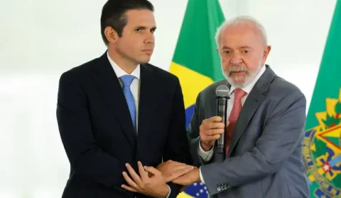 Lula disse a Motta que Câmara deveria cassar mandato de Eduardo Bolsonaro
