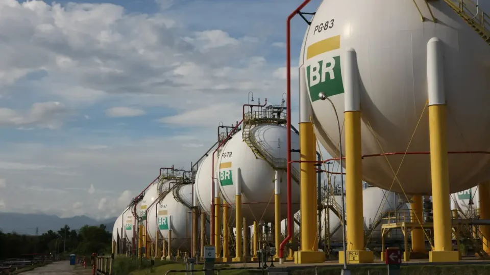Alta no preço do combustível pressiona Petrobras a avaliar volta ao setor de distribuição