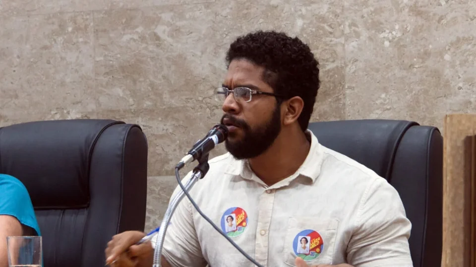 Meta recua e devolve contas do Instagram e Facebook de Jones Manoel