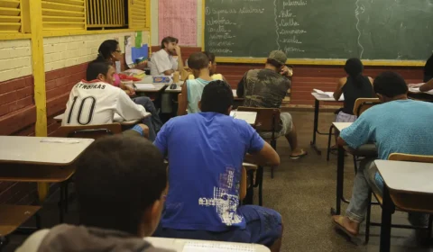 Capitalismo: a máquina de moer vidas pela visão de um professor