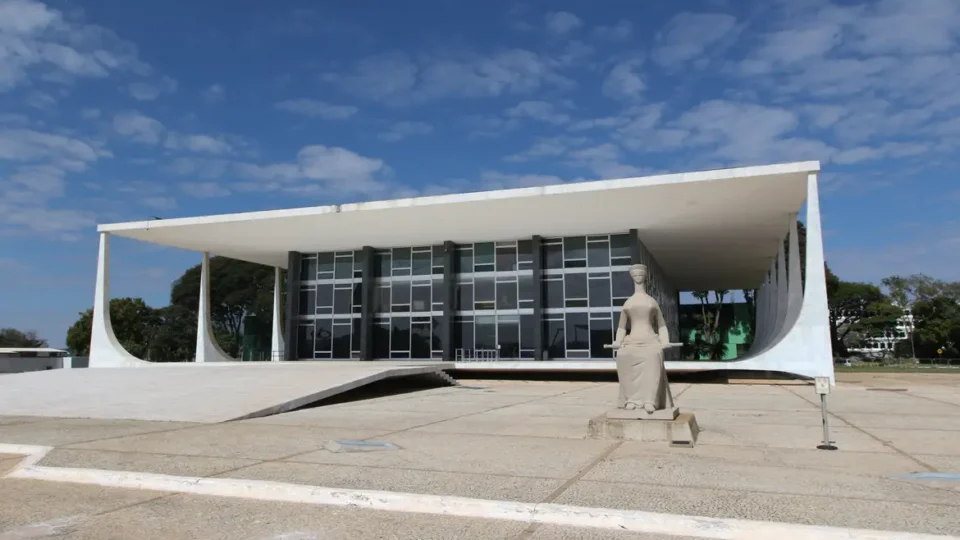 STF retoma sessões após recesso e fará defesa de Moraes