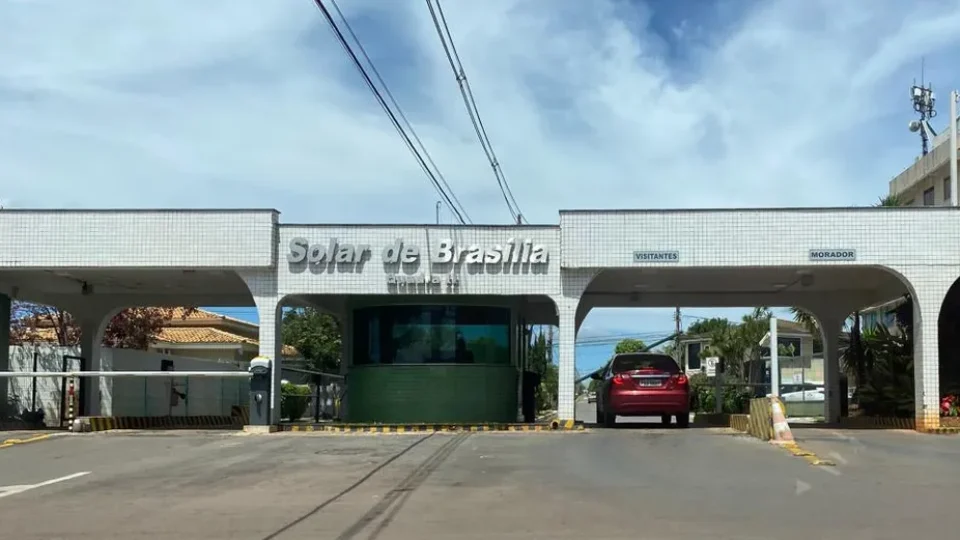 Condomínio de Bolsonaro em prisão domiciliar regula drones e nega boatos de expulsão