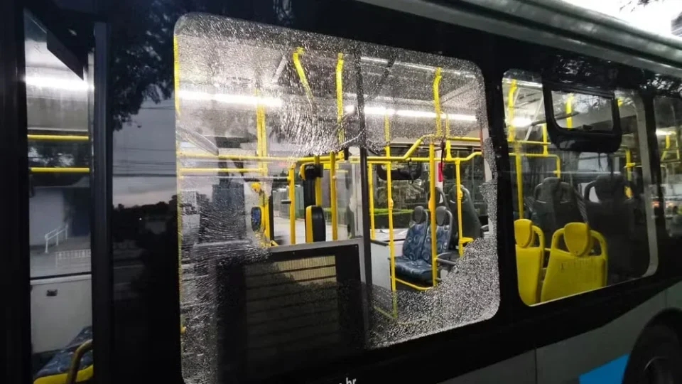 Ataques a ônibus expõem falência da política de segurança de SP, criticada até por Trump