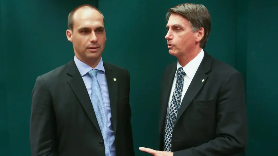 PGR deve levar Jair e Eduardo Bolsonaro ao STF por coação à Justiça