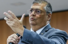 Dino relata xingamento e hostilidade de funcionária de companhia aérea em aeroporto