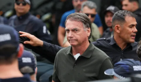 Bolsonaro volta para prisão domiciliar após exames, e médico cita estado fragilizado