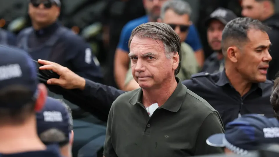 Bolsonaro volta para prisão domiciliar após exames, e médico cita estado fragilizado