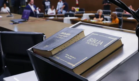 Justiça suspende lei de BH que estabeleceu uso da Bíblia em escolas como material de apoio