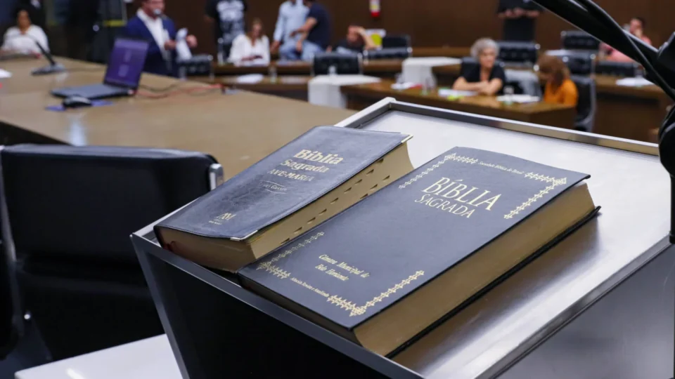 Justiça suspende lei de BH que estabeleceu uso da Bíblia em escolas como material de apoio