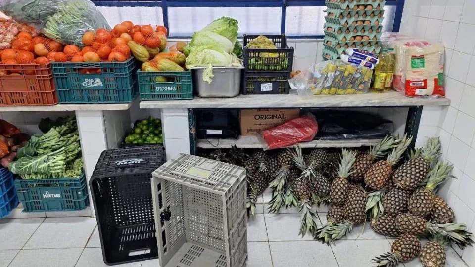 Escolas de SP têm plástico em carne moída, caixa d’água sem limpeza e almoço às 8h45, diz fiscalização