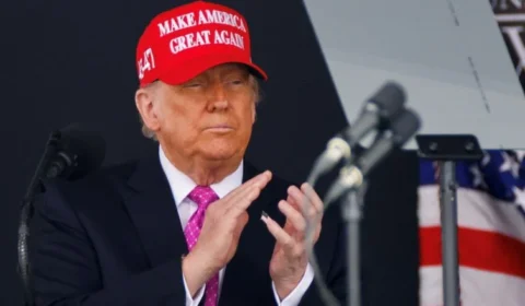 Sensacionalista: Trump anuncia cheque de U$ 2 mil pra cada americano e Bananinha o acusa de comunismo