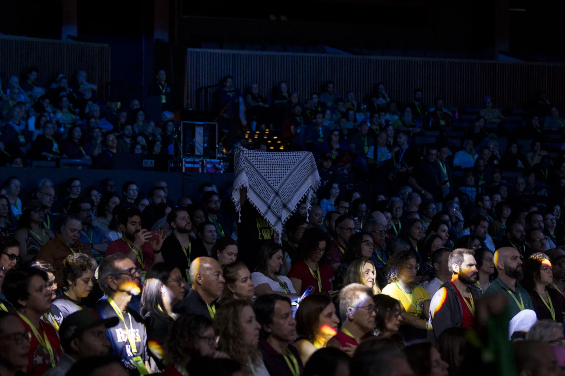 Plateia se uniu para um minuto de silencio para as vitimas da Palestina. créditos: ICL