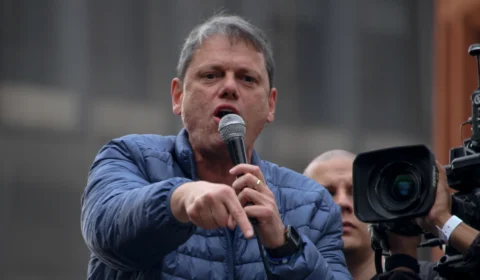 Nu em cena, Tarcísio deve abortar voo nacional