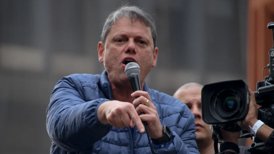 Nu em cena, Tarcísio deve abortar voo nacional