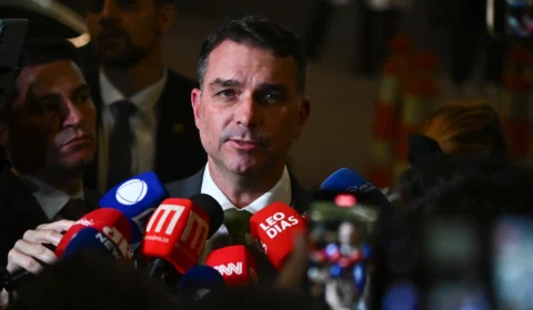 Sensacionalista: Flávio pede para Trump bombardear bandidos no RJ e família Bolsonaro deixa a cidade