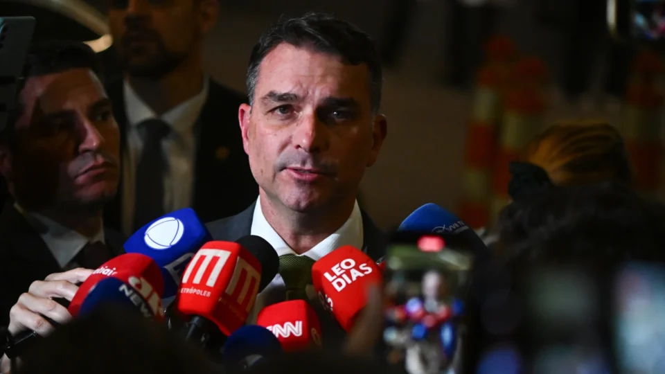 Sensacionalista: Flávio pede para Trump bombardear bandidos no RJ e família Bolsonaro deixa a cidade