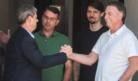 Tarcísio faz visita a Bolsonaro em prisão domiciliar ao lado de Flávio e Jair Renan