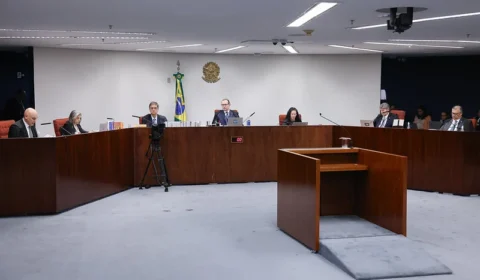 Primeiro dia de julgamento: Moraes defende Constituição, Cármen Lúcia corrige advogado