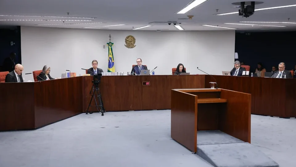 Primeiro dia de julgamento: Moraes defende Constituição, Cármen Lúcia corrige advogado