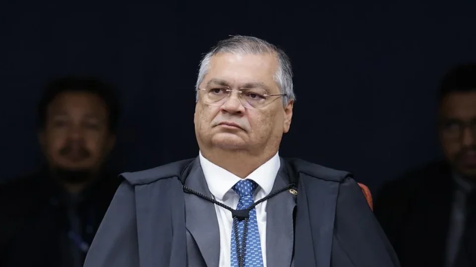 Sem citar Eduardo, Dino diz que parlamentar deve exercer mandato com presença física