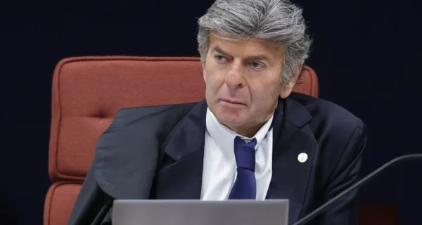 Filha de Luiz Fux é cotada por Flávio Bolsonaro para vaga no STF