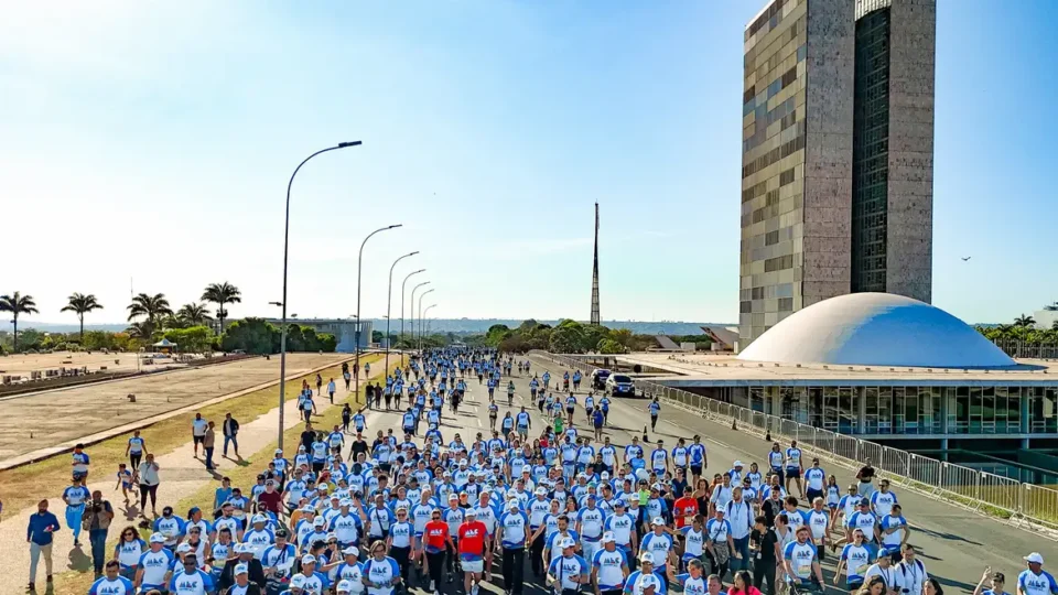 ‘Brasil será soberano pela educação’, diz Lula na corrida MEC 95 anos