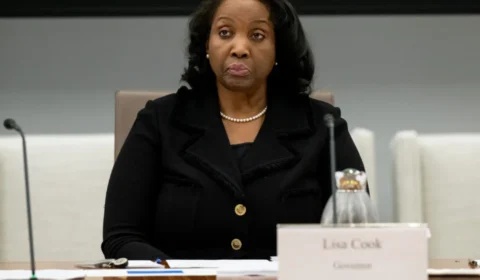 Trump pede à Suprema Corte aval para prosseguir com demissão de Lisa Cook do Fed