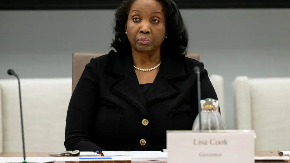 Trump pede à Suprema Corte aval para prosseguir com demissão de Lisa Cook do Fed