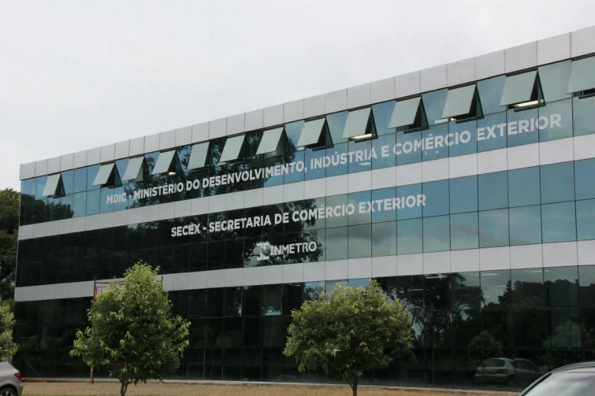 Câmara de Comércio Exterior A Câmara de Comércio Exterior é o órgão responsável por coordenar e aplicar as medidas previstas na Lei de Reciprocidade, garantindo respostas técnicas e estratégicas às práticas comerciais desleais contra o Brasil. Imagem: MDIC/Divulgação