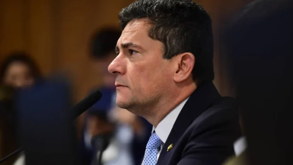PT resgata livro em que Moro diz que Bolsonaro protegeu Flávio no caso da ‘rachadinha’