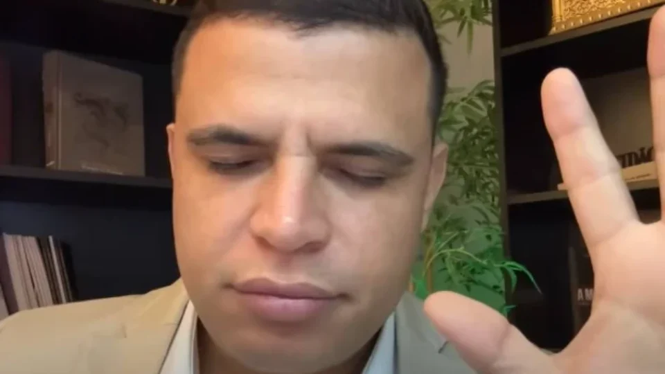 Pastor é suspeito de manter call center que cobrava por orações em troca de cura no RJ