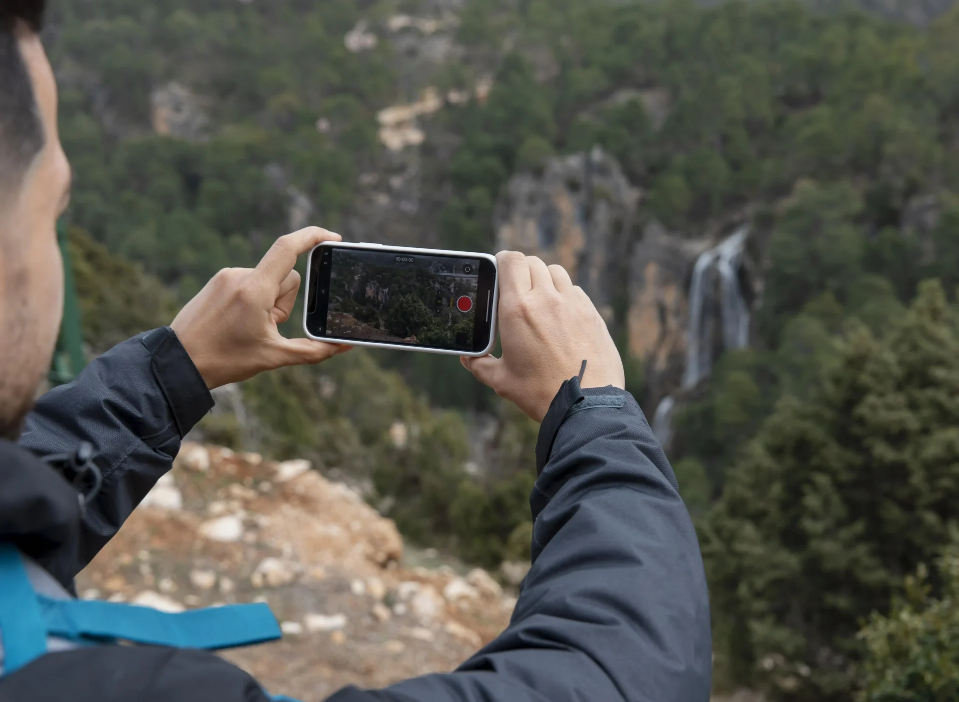 Iniciativas de ciência cidadã colaboram para o monitoramento ambiental e preservação do meio ambiente, ao permitir a geração de uma maior quantidade de dados disponíveis para pesquisa. Foto: Freepik
