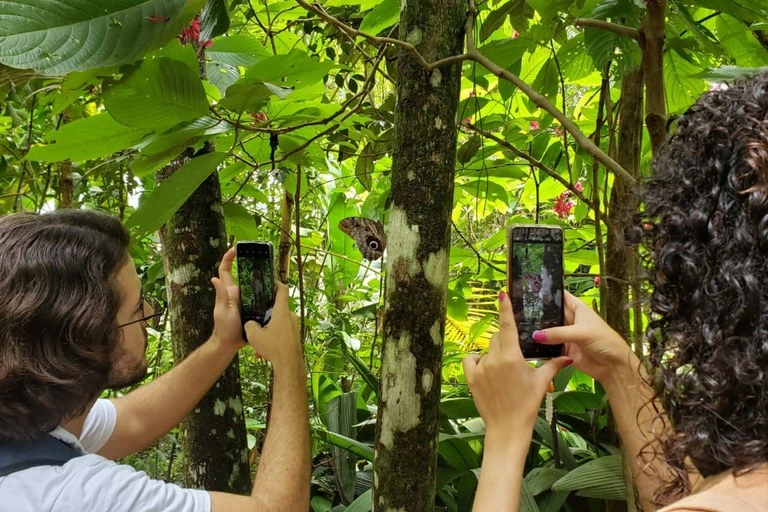 Com a popularização dos smartphones e do acesso à internet, diversas pessoas podem contribuir com a produção do conhecimento científico, independentemente da formação acadêmica. Foto: Laura Braga/INMA