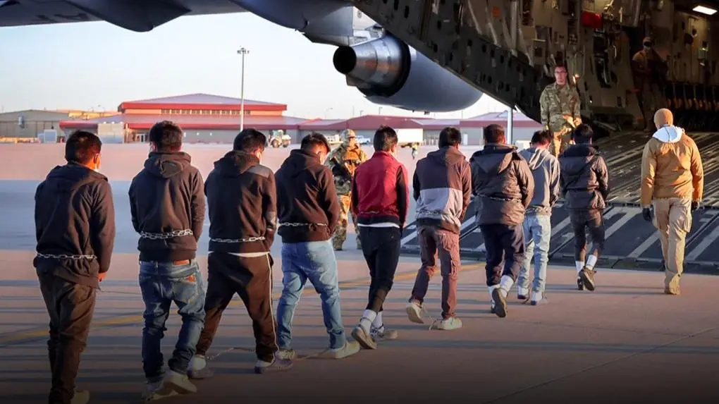Na imagem, imigrantes brasileiros sendo deportados pelas forças armadas dos Estados Unidos. Imagem: reprodução