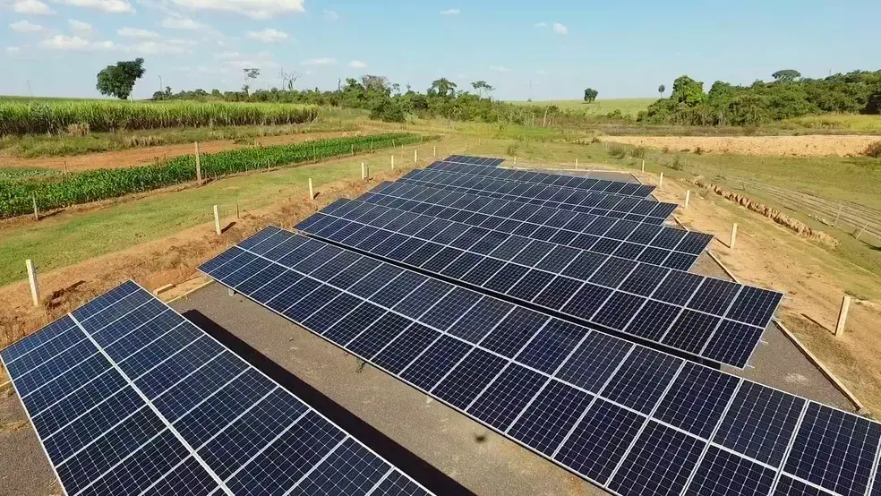 O barateamento dos painéis solares tem impulsionado a adoção desse sistema de geração de energia em residências e comércios por todo o país. Foto: Reprodução/TV TEM