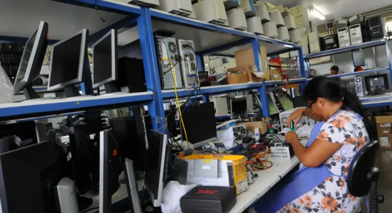 Os Centros de Recondicionamento de Computadores (CRC) integram o Programa Computadores para Inclusão e colaboram para a inclusão digital e acesso à empregabilidade e educação. Foto: divulgação Prefeitura de Belo Horizonte