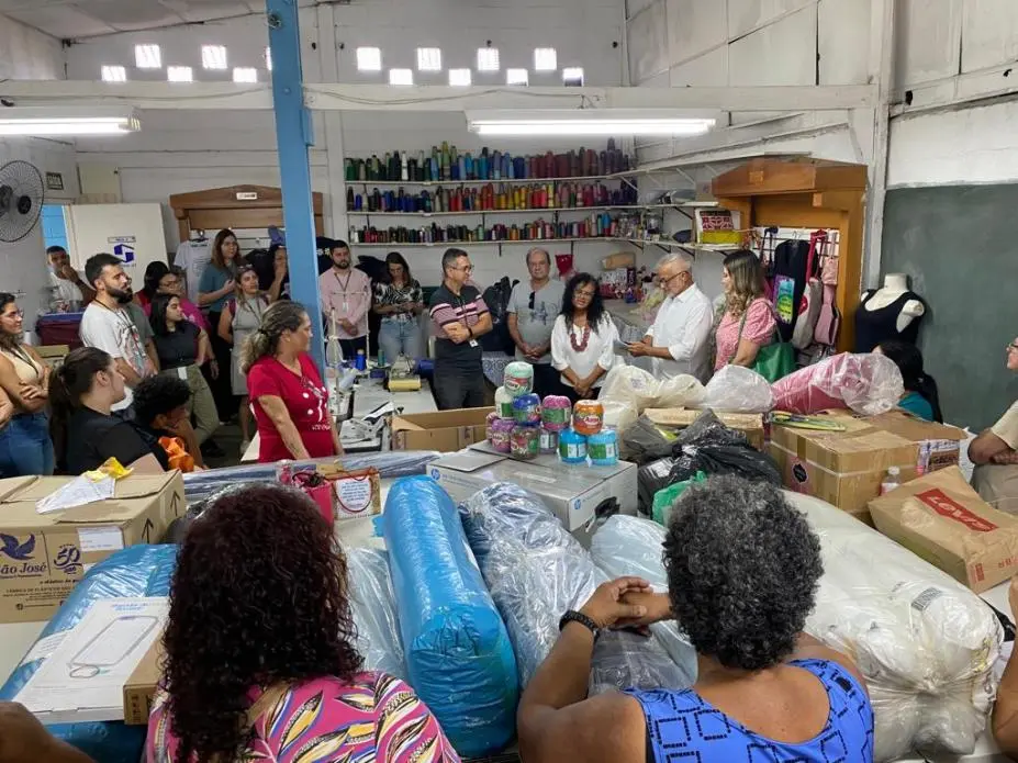 Em 2023, a Cooperativa de Trabalho de Costura do Dique da Vila Gilda firmou um convênio com a Prefeitura de Santos e passou a receber insumos captados em pontos de descarte de resíduos têxteis. Foto: divulgação / Prefeitura Municipal de Santos