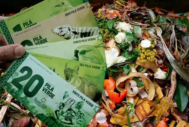 A pila verde é um exemplo de moeda social que, além de impactar positivamente na sustentabilidade, colabora para o desenvolvimento econômico da região. Foto: divulgação / Prefeitura de Santiago