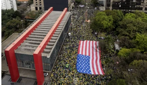 Bandeira gigante dos EUA em ato de 7/9 leva PSB e PT a acionar a PF
