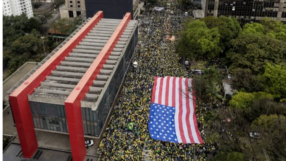 Bandeira gigante dos EUA em ato de 7/9 leva PSB e PT a acionar a PF