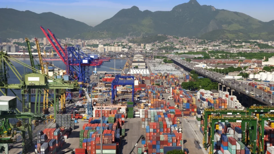 BNDES abre crédito emergencial a exportadores afetados por tarifaço; veja se sua empresa é elegível