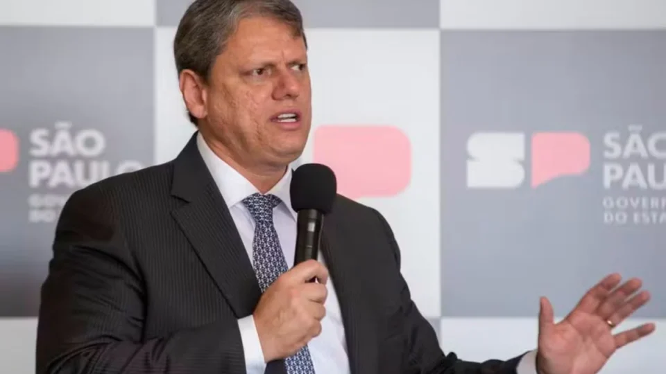 Tarcísio na mira do STF: Rui Falcão pede retenção de passaporte e acusa obstrução de justiça