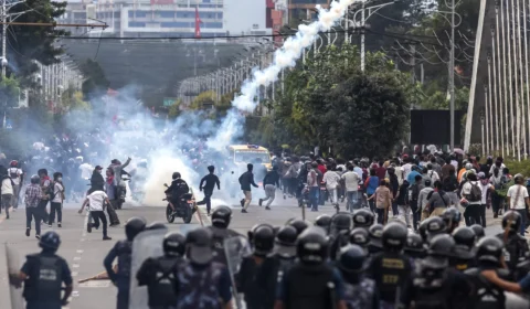 Manifestantes incendeiam Parlamento no Nepal e premiê renuncia após protestos