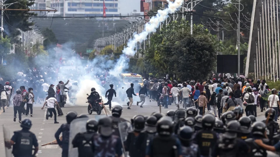 Manifestantes incendeiam Parlamento no Nepal e premiê renuncia após protestos